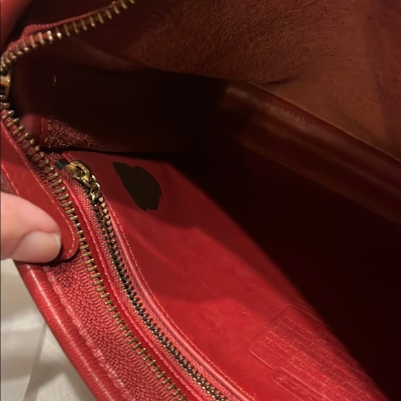 Coach Red Crossbody Bag with Adjustable Strap and Zipper Closure - Picture 4 of 16
